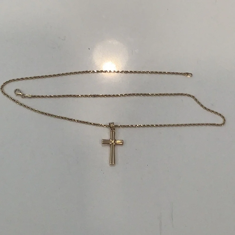 10 KARAT GOLD ROPE CHAIN & 14 karat cross. - Picture 4 of 6